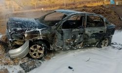 Kahramanmaraş'ta alev alev yanan otomobil hurdaya döndü