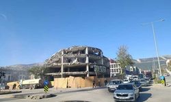 Kahramanmaraş'ta depremde hasar alan iş merkezi yıkıldı