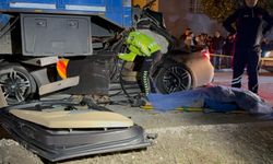 Lüks otomobil kamyona ok gibi saplandı: 1 ölü, 2 yaralı