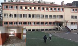 Kahramanmaraş'ta yarım asırlık okul yıkılmayı bekliyor