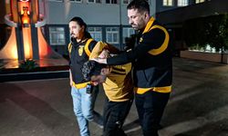 Başını otomobile çarptığı kızını, yere fırlatan baba tutuklandı