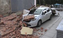İnşaatın istinat duvarı arabanın üzerine yıkıldı