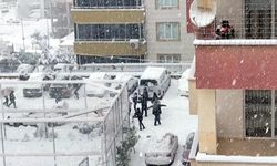 Kahramanmaraş'ta kar yağışını, müzik eşliğinde oynayarak kutladılar