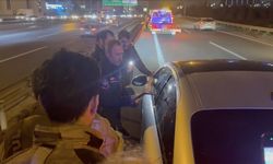 Uyuyakalan sürücüye ulaşmak için aracın camını kırdılar