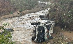 Yolun çökmesi sonucu pikap ile kamyonet dereye düştü