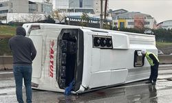 Havalimanı çalışanlarını taşıyan servis minibüsü devrildi