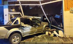 Kontrolden çıkan pikap iş yerinin deposuna girdi