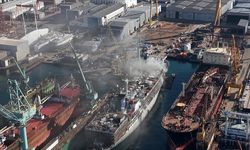 Tersanedeki gemide çıkan yangına müdahale ediliyor