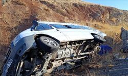 Öğretmenleri taşıyan servis minibüsü devrildi, 1'i çocuk 7 kişi yaralandı