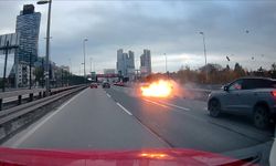 Otomobil bariyerlere çarpıp, motoru alev aldı