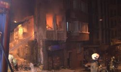 4 katlı binada yangın çıktı, 2 kişi çatıya sığındı
