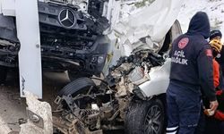 Kamyonet ile tır çarpıştı: 1 ölü, 2 yaralı