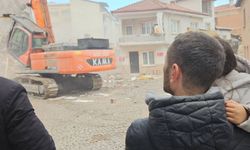 Evlerinin yıkılışını hüzünlü gözlerle izlediler