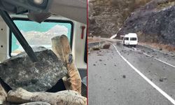Minibüsün üzerine dev kayalar düştü, 3 kişi şans eseri kurtuldu