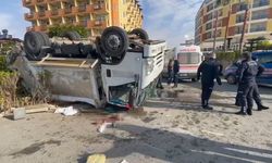 Kamyonun arkadan çarptığı çöp kamyonu devrildi: 1’i ağır 3 işçi yaralandı