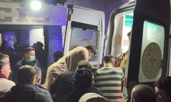 Kalbi duran yaralı için doktor sedye üzerinde kalp masajı yaptı