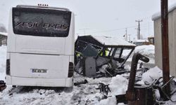 Yolcu otobüsü polis noktasına çarptı: 4 polis yaralandı