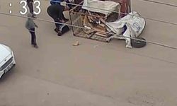 Çocuğun kullandığı elektrikli motosiklet yola devrildi