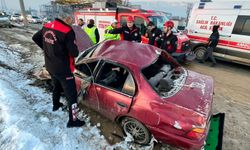 Kahramanmaraş’ta trafik kazasında bir kişi araçta sıkıştı