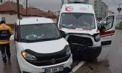 Ambulans ile hafif ticari araç çarpıştı: 8 yaralı