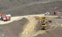 Taş ocağı sahasında devrilen kamyonun şoförü öldü