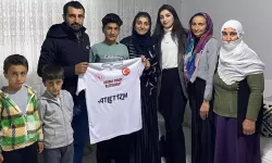 Mahalle mahalle gezerek ‘yıldızları’ ile buluşuyor