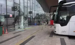 Yolcu otobüsü, perondaki yolcuya çarpıp terminal binasına daldı