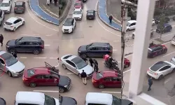 Düğün konvoyundaki araçların arasına girmek isteyen sürücünün otomobilini yumrukladılar