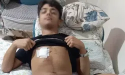 Eski sevgilisiyle yazıştığı akranı ve onun arkadaşları tarafından dövülüp, bıçaklandı