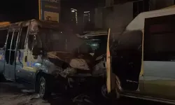 Akaryakıt istasyonunda 2 minibüs alev alev yandı