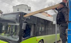 Çatıdan kopan kereste seyir halindeki otobüse saplandı