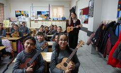 Bu sınıfta tüm öğrenciler enstrüman çalıyor