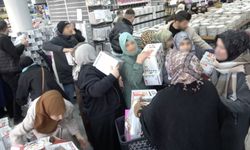 İndirim izdihamı: 100 liralık alışveriş için dondurucu soğukta saatlerce beklediler
