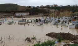 Kanal taştı, mezarlar sular altında kaldı