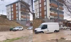 Şeyh Şamil Caddesi göle döndü, araçlar yüzüyor