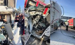 Kahramanmaraş’ta kamyonet ile tanker çarpıştı, 1’i ağır 2 yaralı