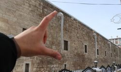 Soğuk hava 4 metreyi bulan buz sarkıtları oluşturdu