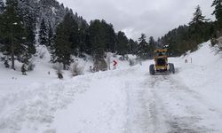 İlçelerde ve Kırsal Mahalle Yollarında da Kar Temizliği İçin Büyükşehir Sahada