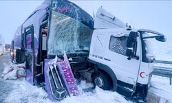 Yolcu otobüsü kargo kamyonuna çarptı: 9 yaralı