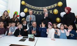 Başkan Toptaş’a karne programında miniklerden doğum günü sürprizi