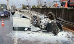 Aynı yerde 5 saat arayla ikinci kaza: Otomobil yan yola düşüp ters döndü