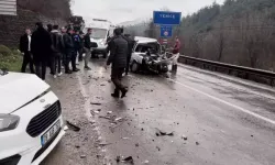 Hafif ticari araç ile otomobil çarpıştı: 5 yaralı