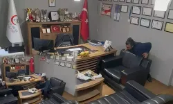 Kendi kendine yaptığı Heimlich manevrası ile hayata tutundu