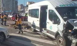 Otomobil ile minibüs çarpıştı: 14 yaralı