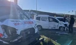 Ambulans ile hasta yakınının kullandığı hafif ticari araç çarpıştı