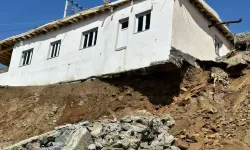 Şırnak'ta yağış nedeniyle bir evin istinat duvarı çöktü, evin temeli ortaya çıktı
