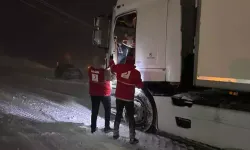 Kar nedeniyle yolda kalanlara Kızılay ve AFAD kumanya dağıttı