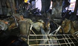 Depremde evleri yıkılan aile yangınla birlikte ikinci kez yuvasız kaldı