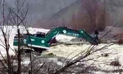 Kahramanmaraş’ta dere taştı, mahsur kalan vatandaş iş makinesiyle kurtarıldı