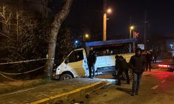 Kamyonetler çarpıştı, savrulan stepne yayayı ağır yaraladı